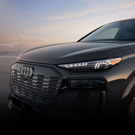 Gros plan sur les phares avant de l'Audi Q6 Sportback e-tron, montrant les signatures DRL personnalisables.