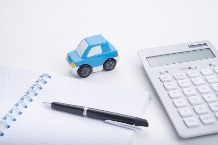 Pen, paper, and calculator for Audi Q5 finance