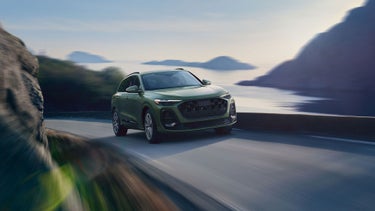 Profil avant de l'Audi Q5 aux trois quarts en déplacement.