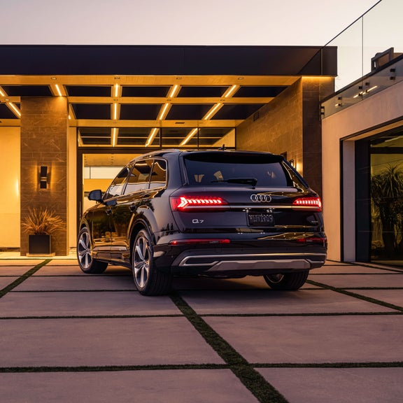 Three-quarter rear view of the Audi Q7.