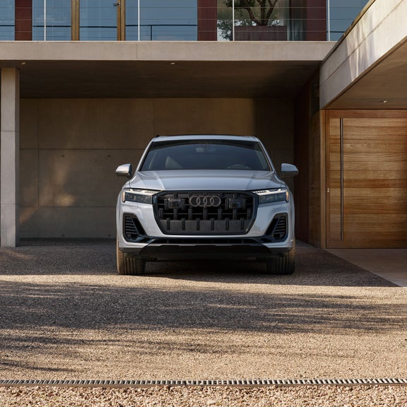 Front profile of the Audi Q7.