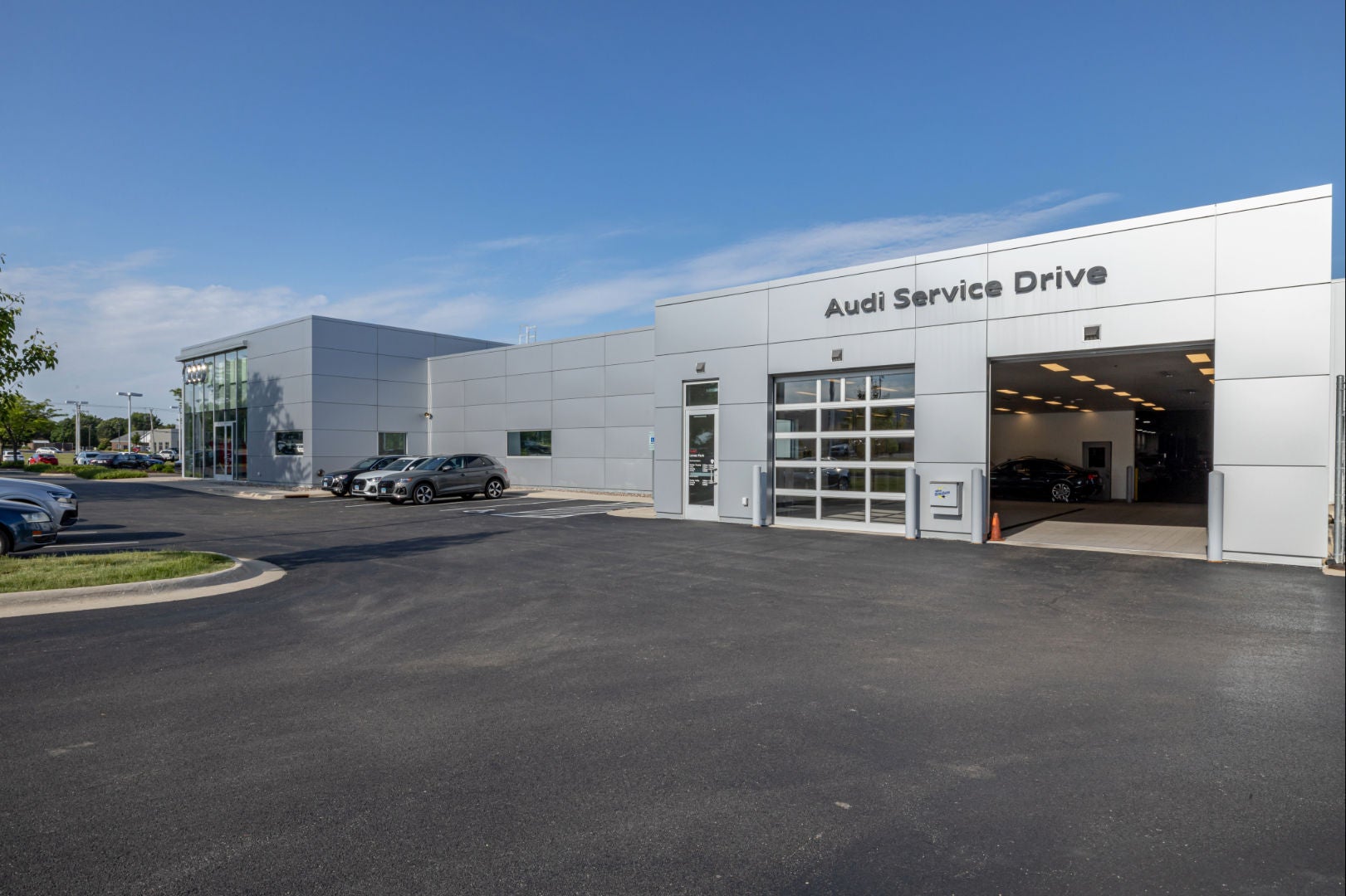 Front profile view of an Audi Q7 accelerating.