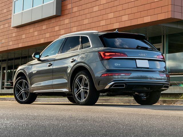 2025 Audi Q5 PHEV rear view emphasizing hybrid performance and sporty stance.