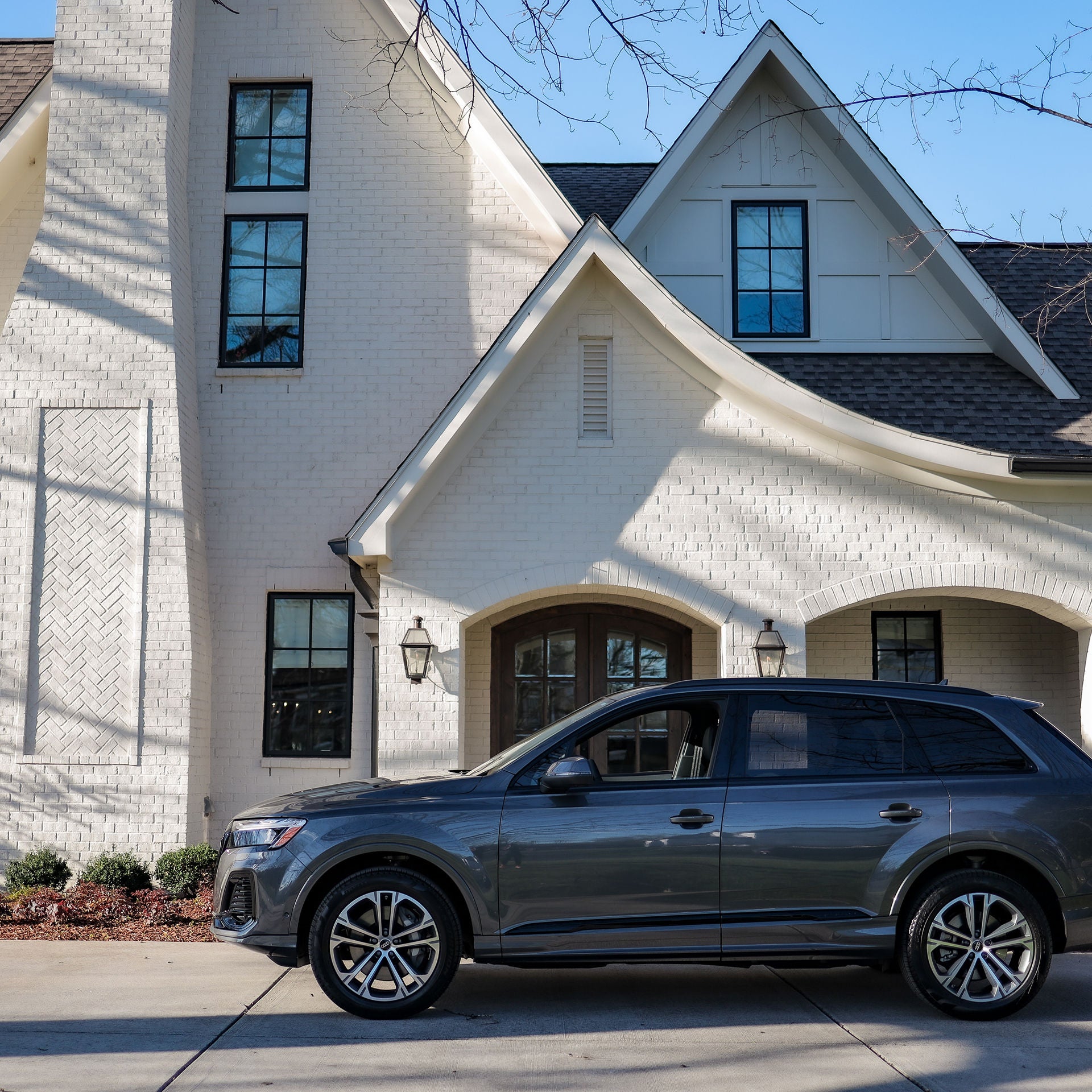 Left profile view of an Audi Q7 parked.