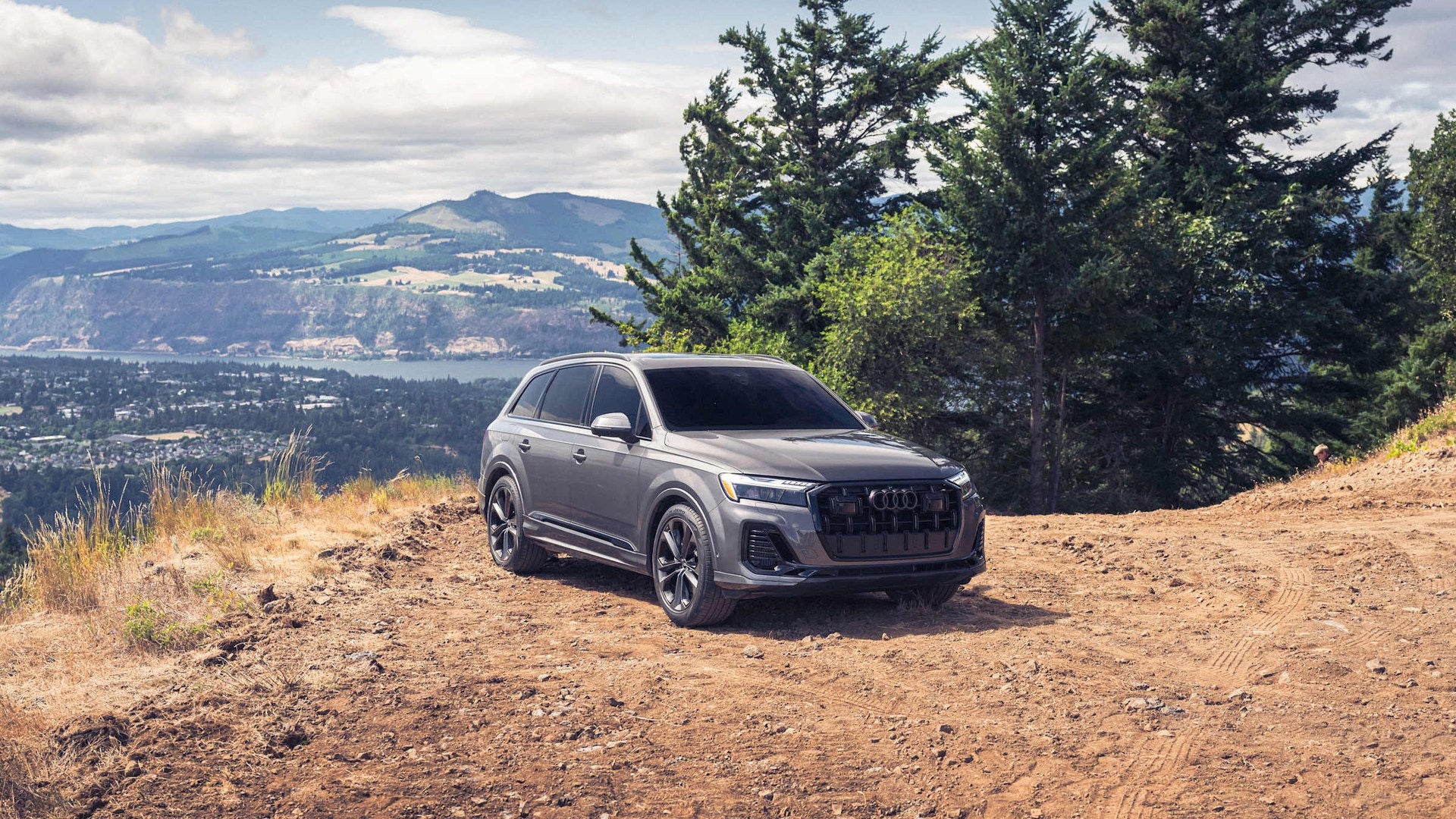 2026 Audi Q7 profile, parked.