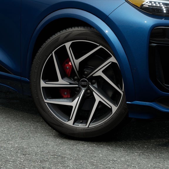 Close-up on the front wheel of the Audi SQ6 Sportback e-tron.