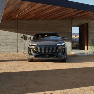 Profil avant de l'Audi Q6 Sportback e-tron.