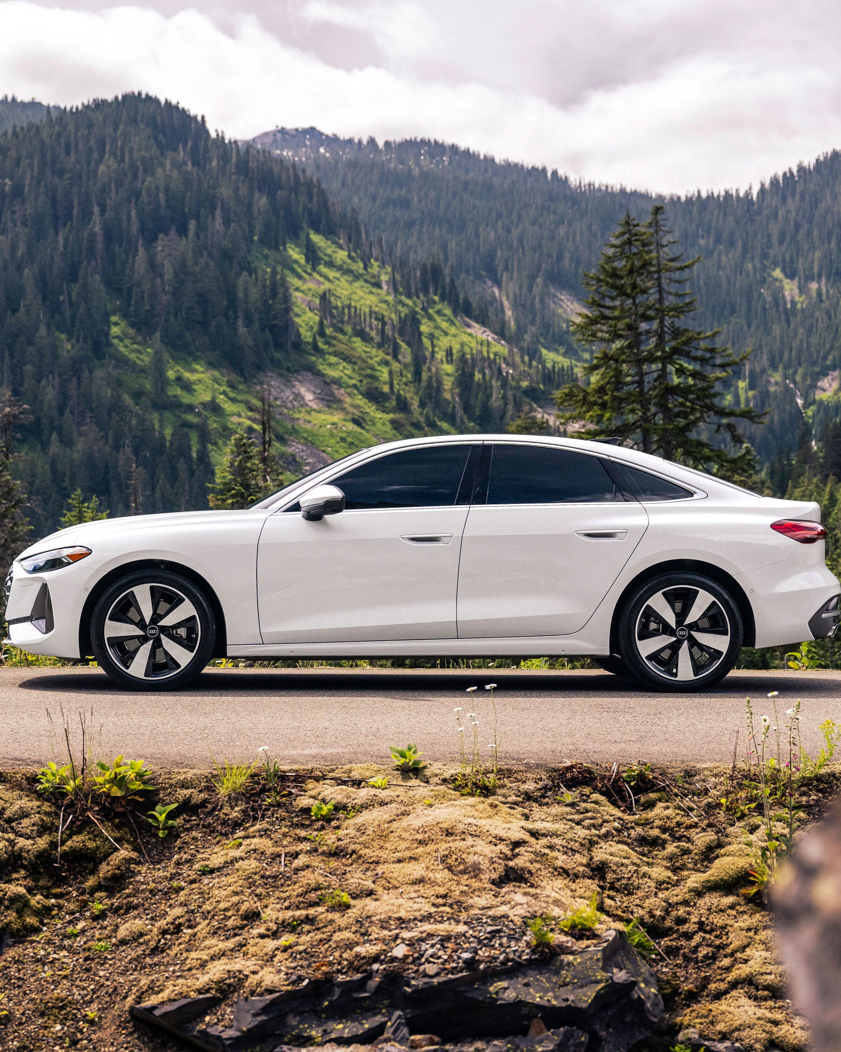 Left profile view of an Audi Q7 accelerating.