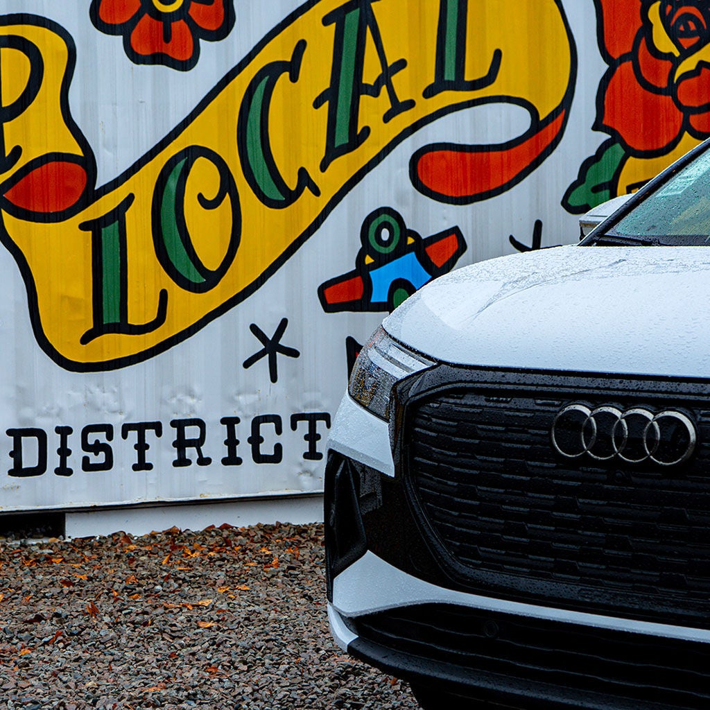 Left profile view of an Audi Q7 accelerating.