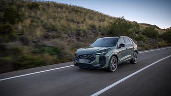 Vue avant trois quarts de l’Audi Q3 2026 sur la route.