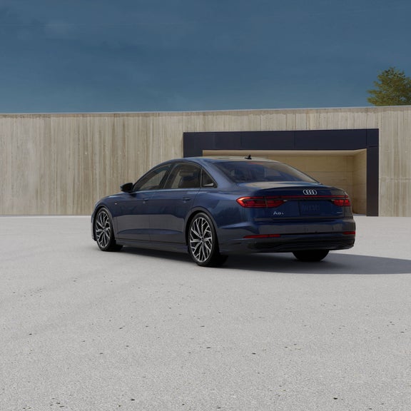 Vue de trois quarts arrière d'une Audi A8 garée.