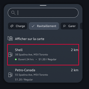 Une barre de recherche occupe le haut de l’écran, et les détails de destination sont surlignés au bas. 