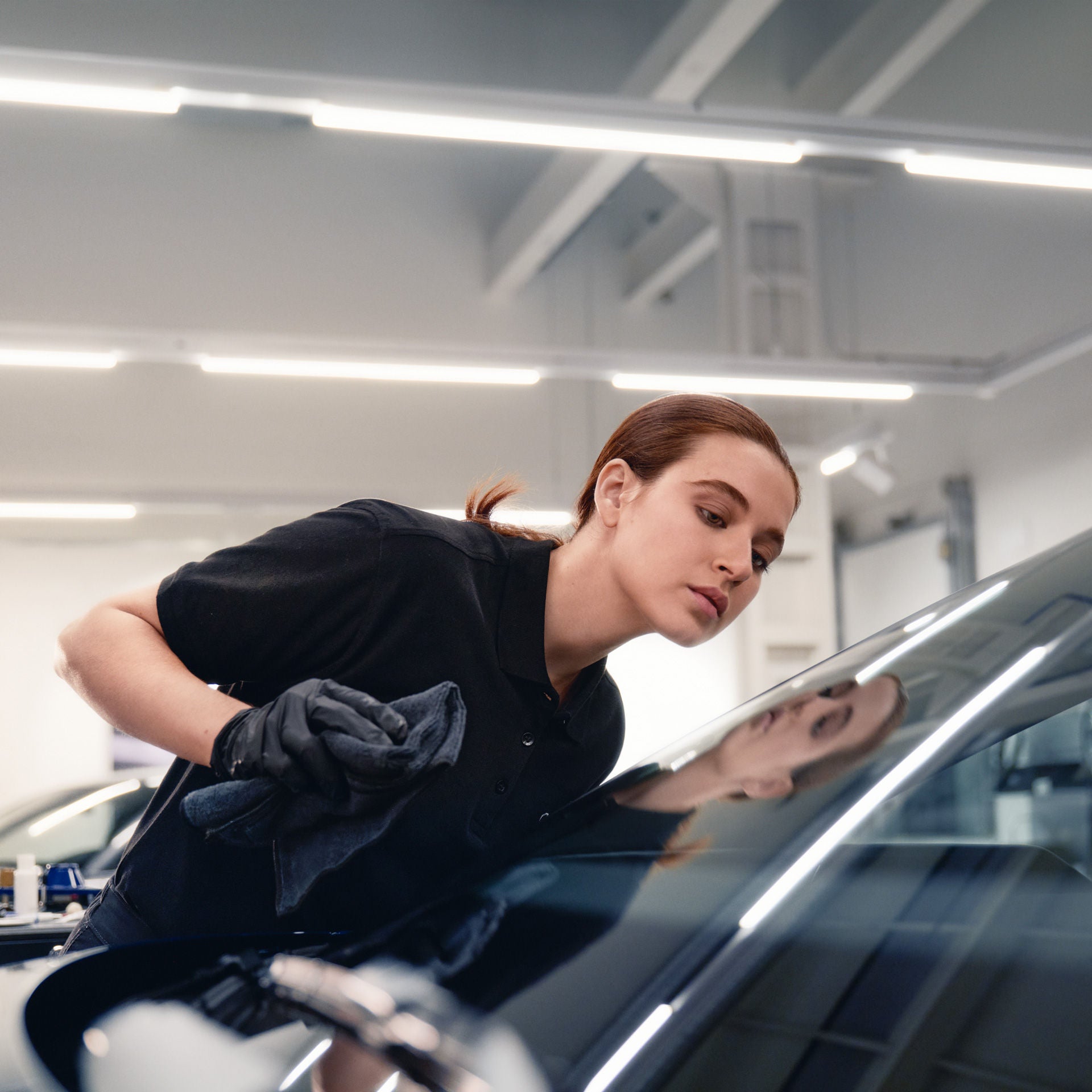 Un employé d'Audi effectue une inspection en plus de 300 points.