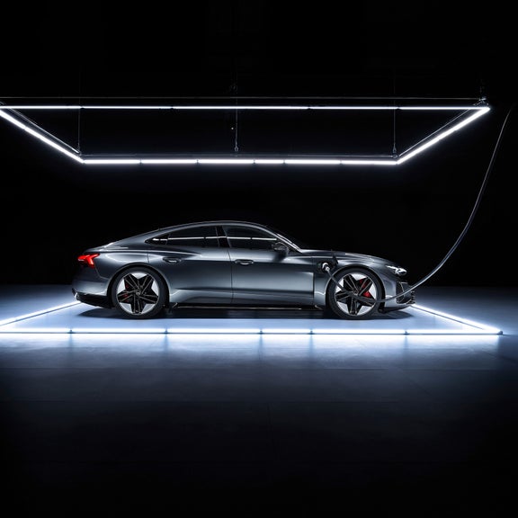 Photo de l’Audi e-tron GT dans une salle d’exposition.