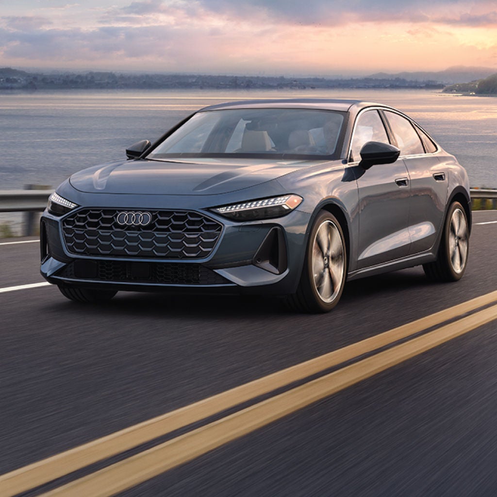 Left profile view of an Audi Q7 parked.