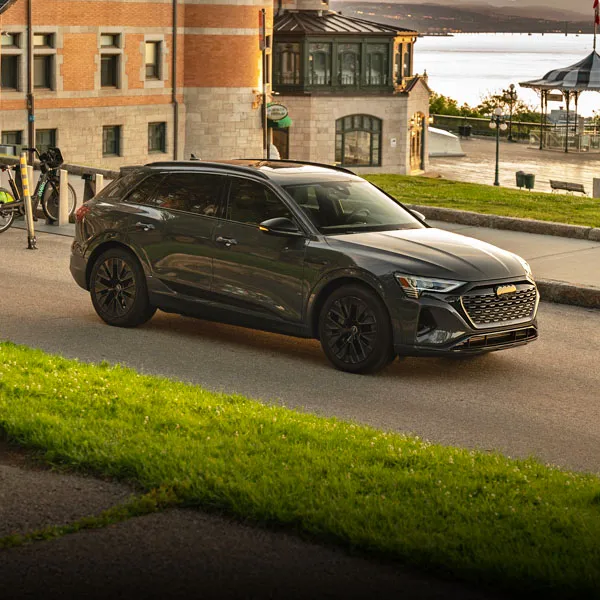 Vue arrière gauche de l'Audi Q8 e-tron 2024, stationnée dans le Vieux-Québec - Audi de Québec 