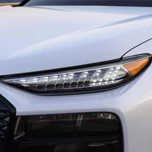 Gros plan sur le phare avant de l'Audi Q6 e-tron.