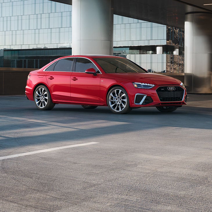 Vue latérale de l'Audi A4 Berline garée.