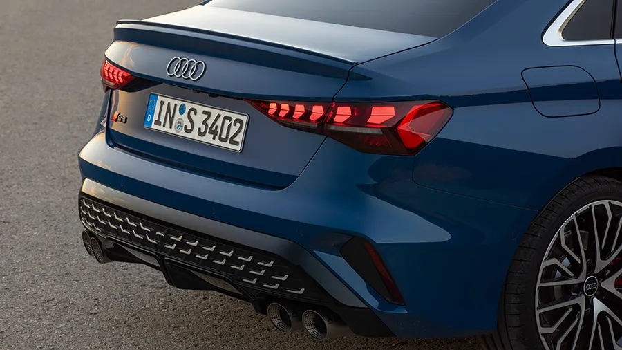 Vue arrière de l'Audi S3 bleue mettant en vedette ses nouvelles lumières arrière.