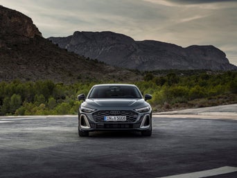 Vue de face d’un Audi A5 au loin