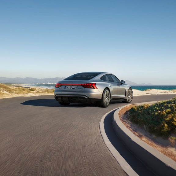 Gros plan de la roue avant de l'Audi e-tron GT.