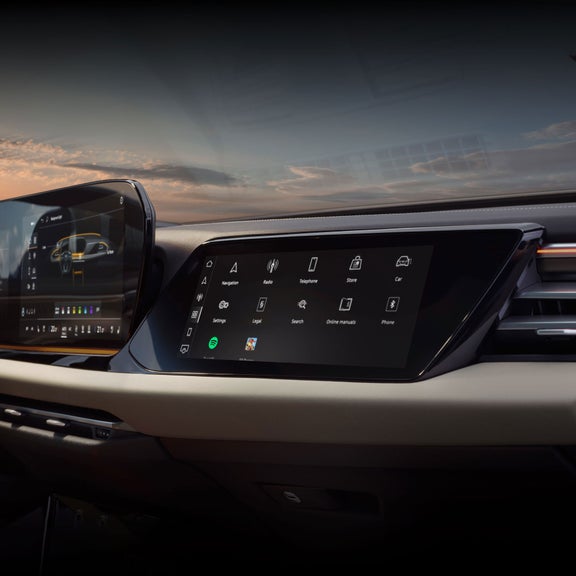 Vue de l’habitacle de l’Audi A5 montrant l’écran d’affichage du passager et le tableau de bord.