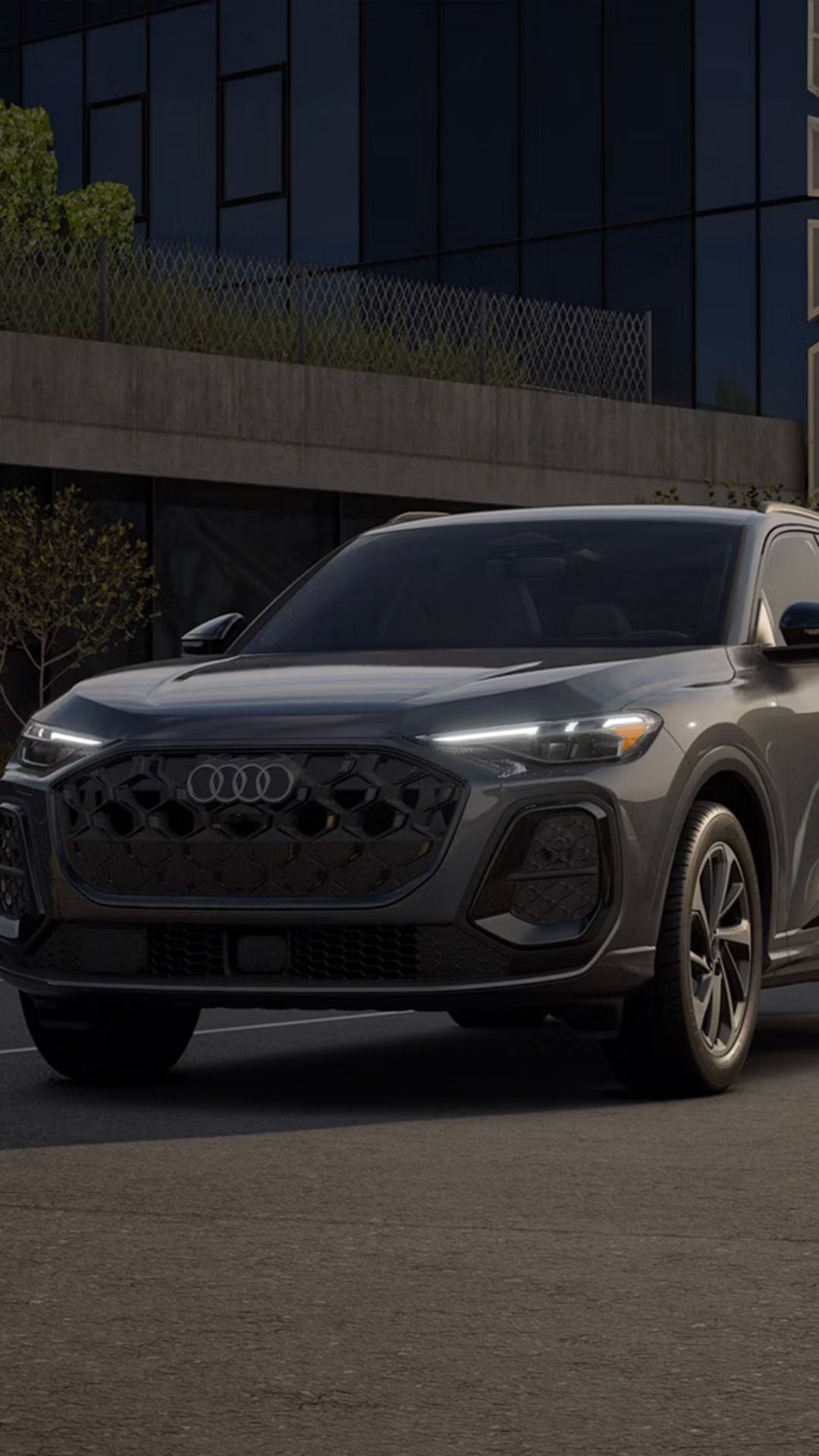 Three-quarter front view of the Audi Q5 parked in front of a home.