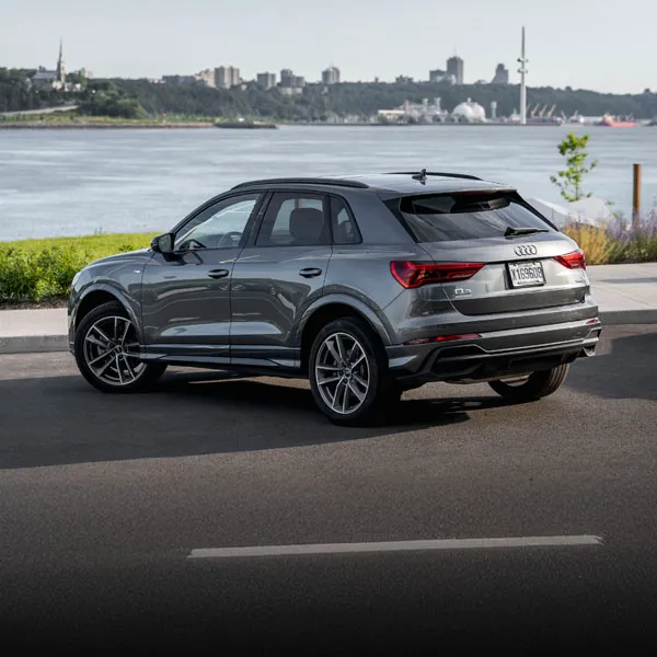 Vue arrière de l'Audi Q3 2024 couleur gris, stationnée devant le fleuve Saint-Laurent - Audi Lévis