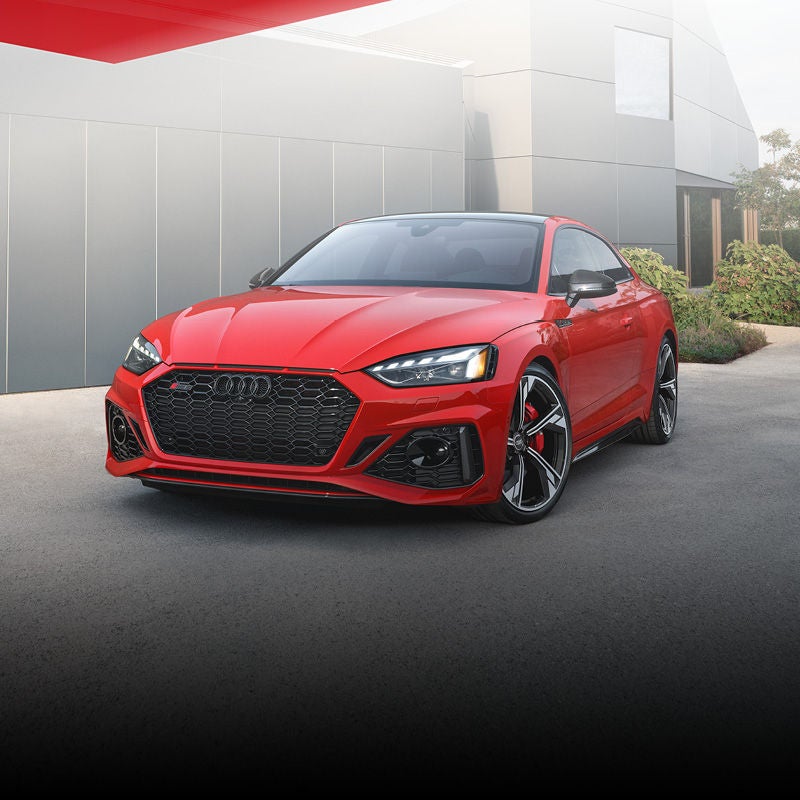 Right profile view of an Audi Q8 e-tron parked.