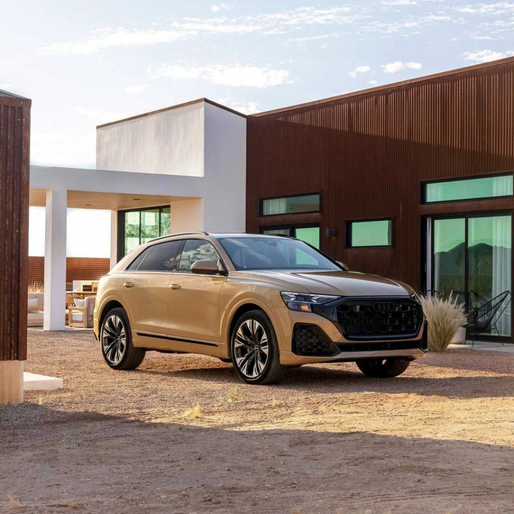 Vue de trois quarts d’un VUS Audi Q8 stationné. 