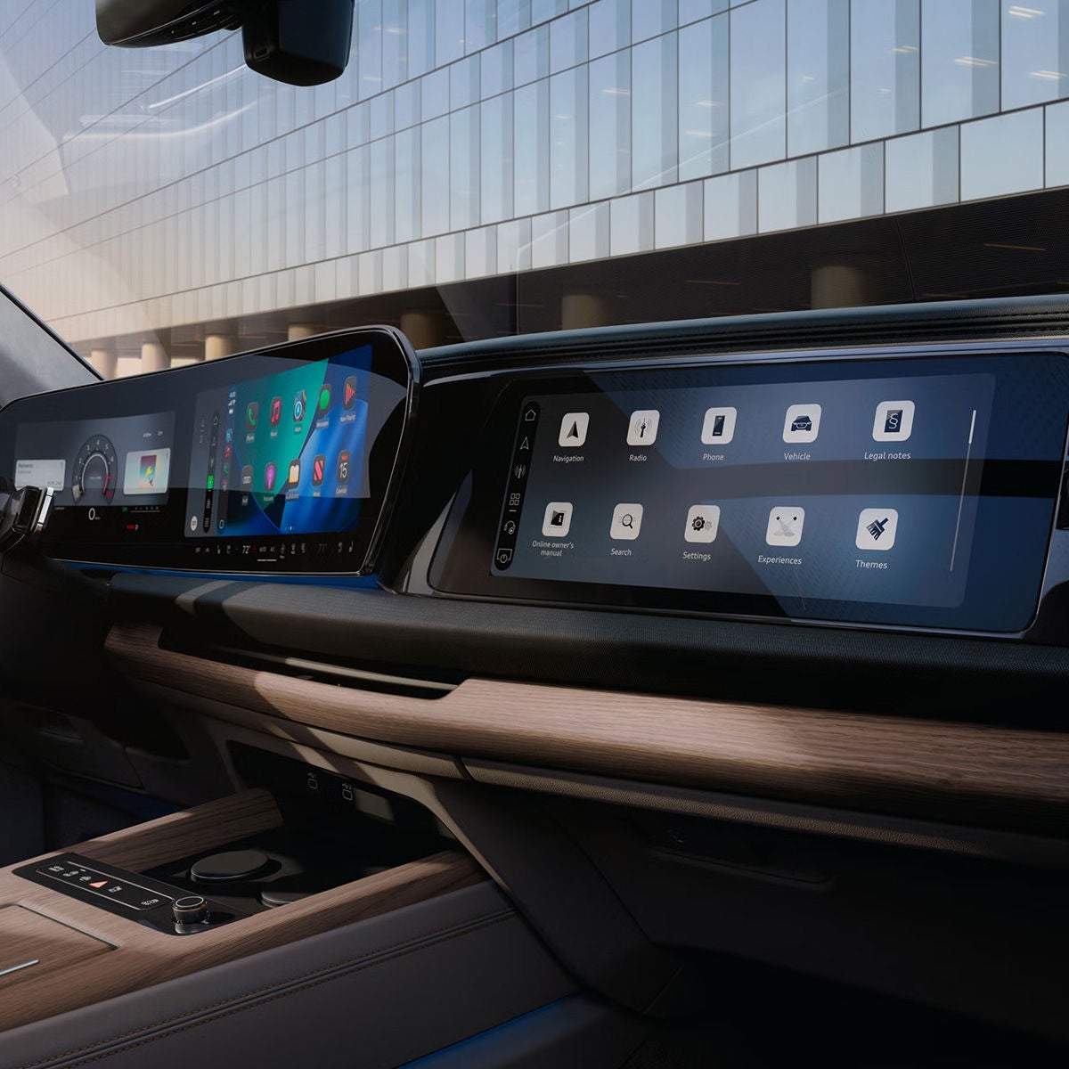 Close-up on the passenger display and virtual cockpit plus on the Audi Q7.