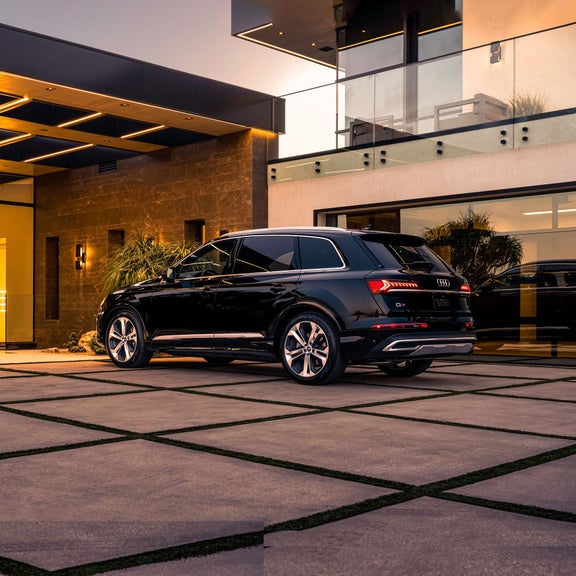 Three-quarter side view of the Audi Q7.