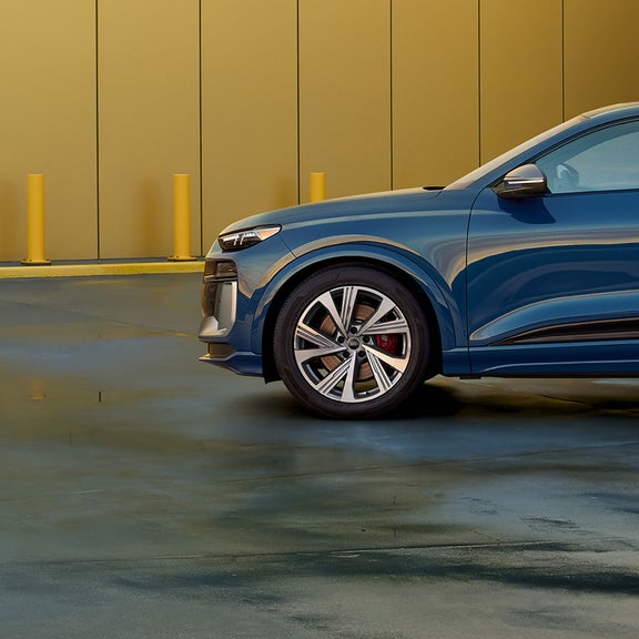 Close-up of the wheel of an Audi SQ6 Sportback e-tron.