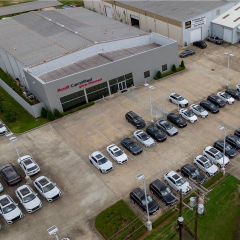 Left profile view of an Audi Q7 accelerating.