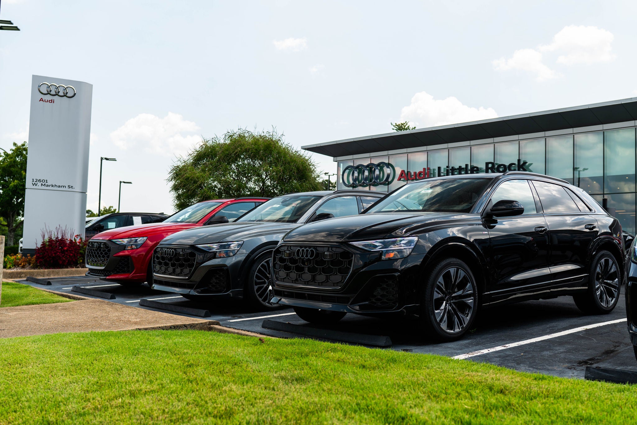 Left profile view of an Audi Q7 parked.