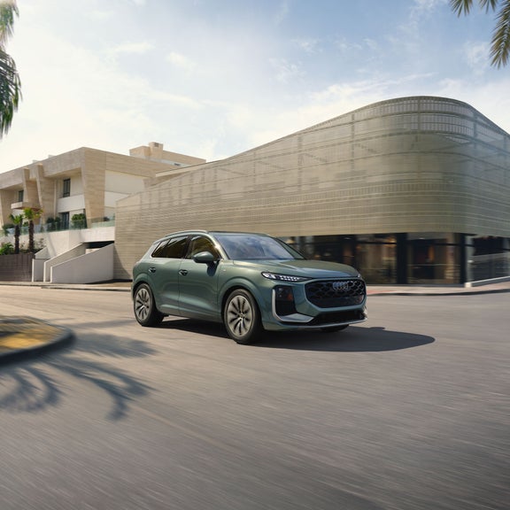 Vue de trois quarts de l'Audi Q3 en accélération.