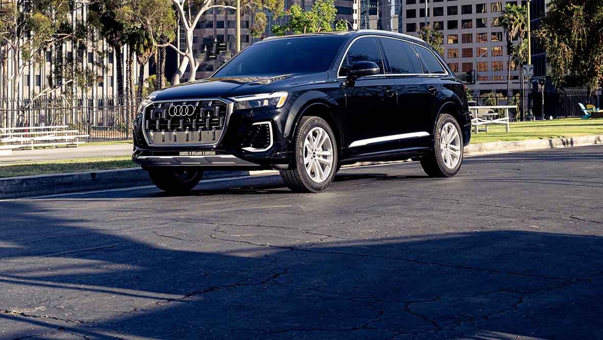 Right profile view of an Audi Q8 e-tron parked.