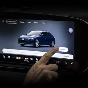 Close-up on the MMI display of the Audi S6 e-tron, showing the Dynamic plus feature.