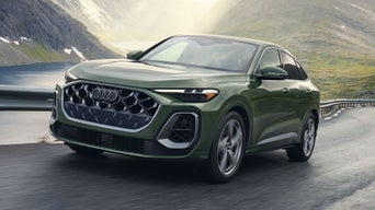 Profil avant de l'Audi Q5 Sportback e-tron aux trois quarts en déplacement.