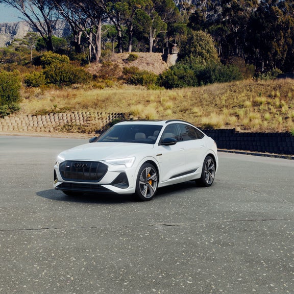 Profil avant aux trois quarts de l'Audi e-tron Sportback.