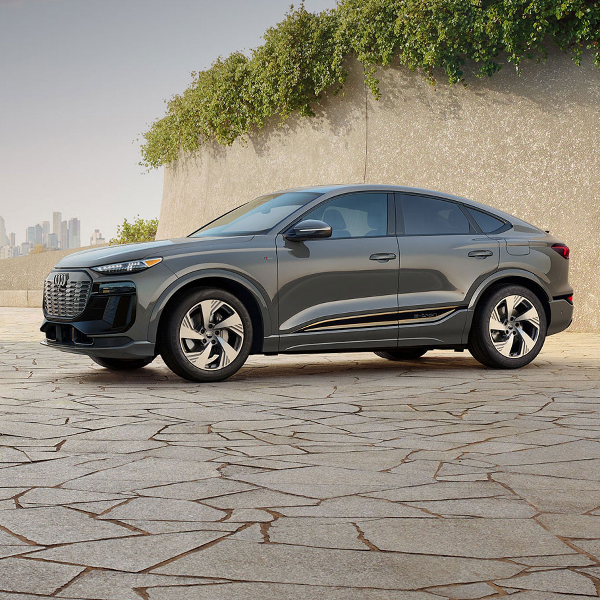 Side view of the Audi Q6 Sportback e-tron