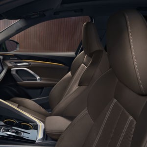 Close of the front seats in the Audi Q5.