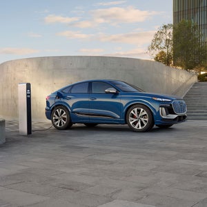 Profil latéral de l'Audi SQ6 Sportback e-tron.