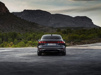 Vue arrière d’un Audi A5 stationné à distance en plein air