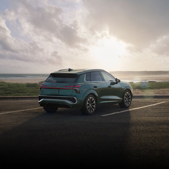 Vue trois quarts arrière de l'Audi Q3 garée.