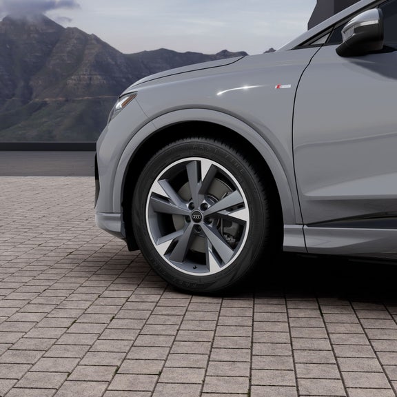 Gros plan sur les roues de l'Audi Q4 e-tron. 