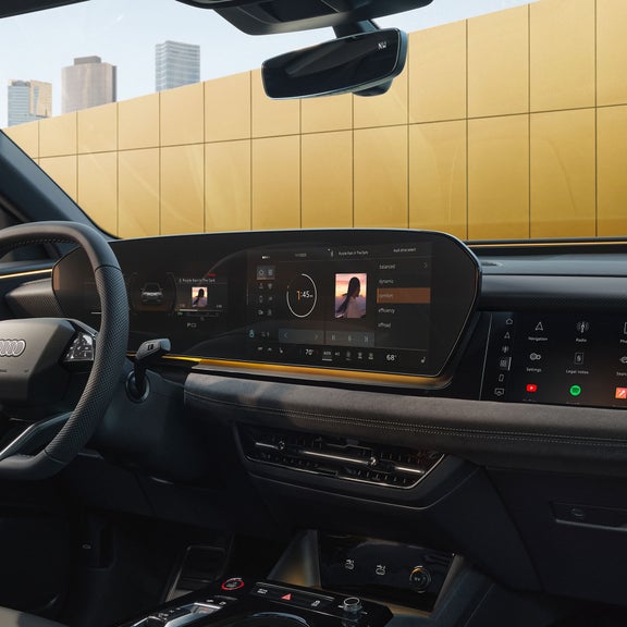 Close-up on the drive select feature on the MMI display on the Audi SQ6 Sportback e-tron.