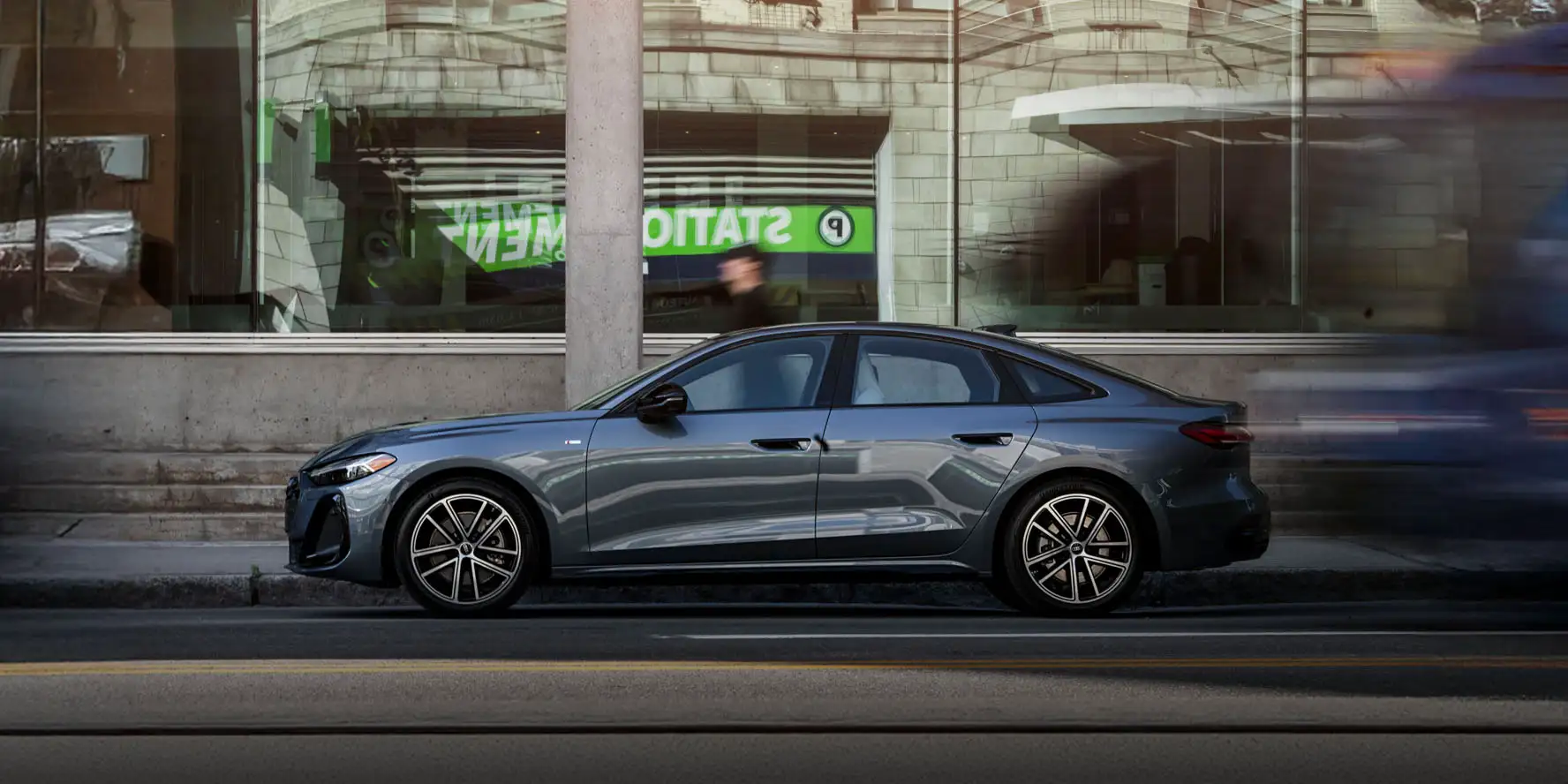 Vue de profil de l'Audi A5 2025 couleur argent, stationnée dans le Vieux-Québec - Audi de Québec  