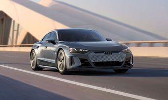 Vue de trois quarts avant d'une Audi e-tron GT grise en accélération.