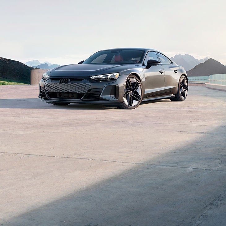 Aux trois quarts profil avant de l'Audi RS e-tron GT.